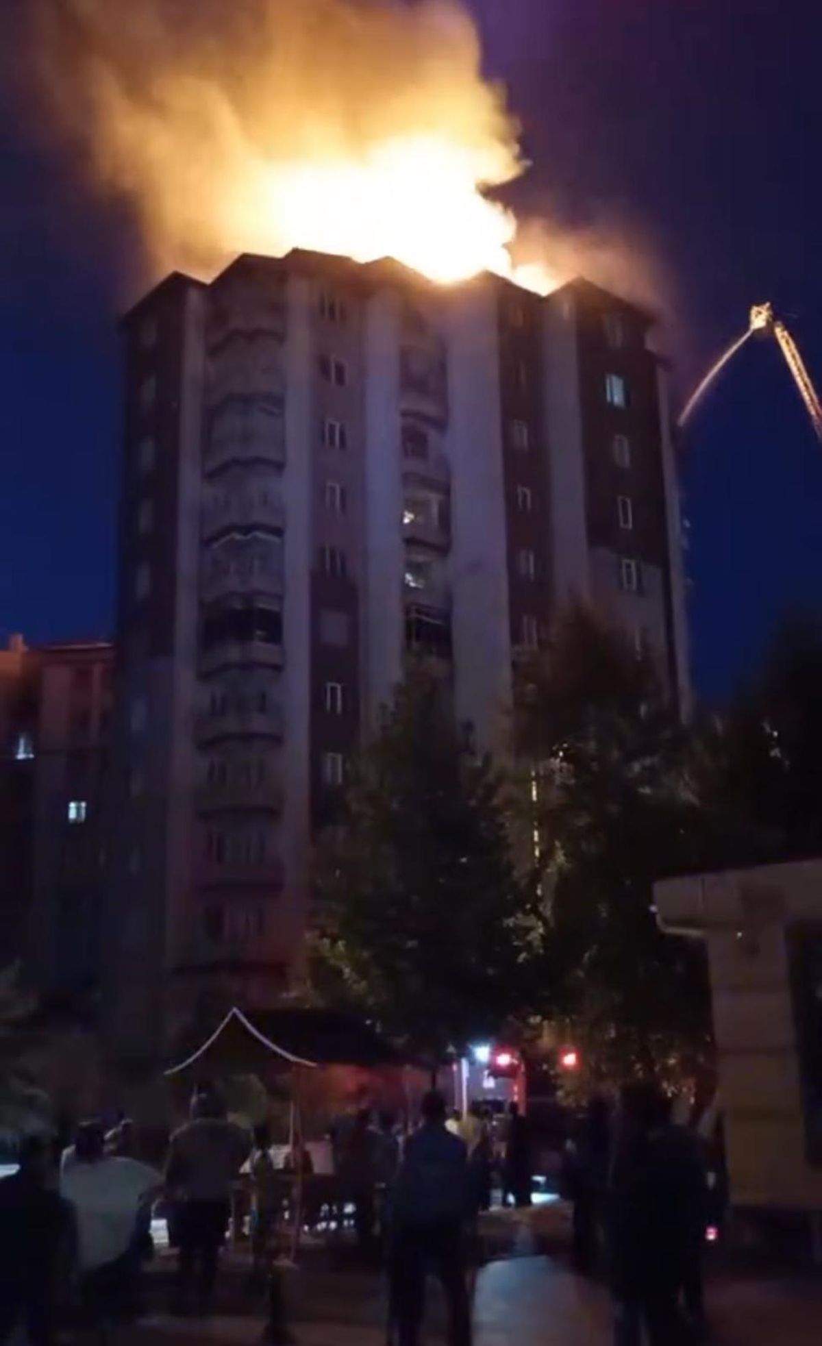 Kayseri'de 13 Katlı Binanın Çatısında Yangın Çıktı