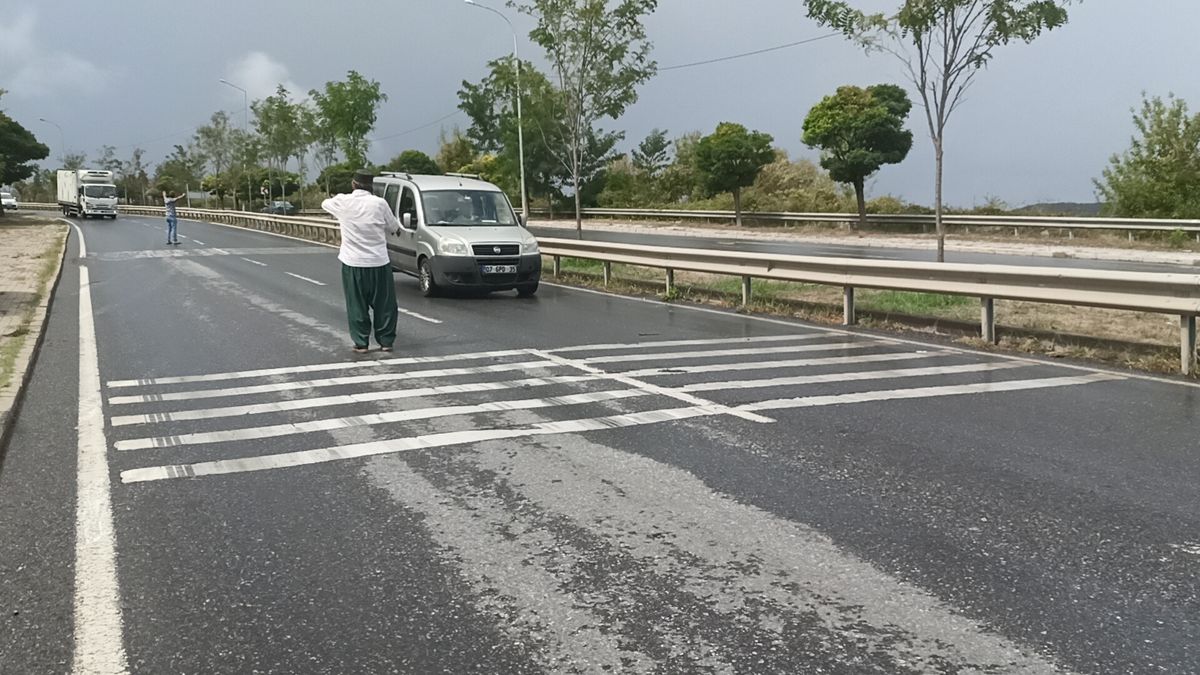 Kocaeli'de Çekici Devrildi, Sürücü Yaralandı