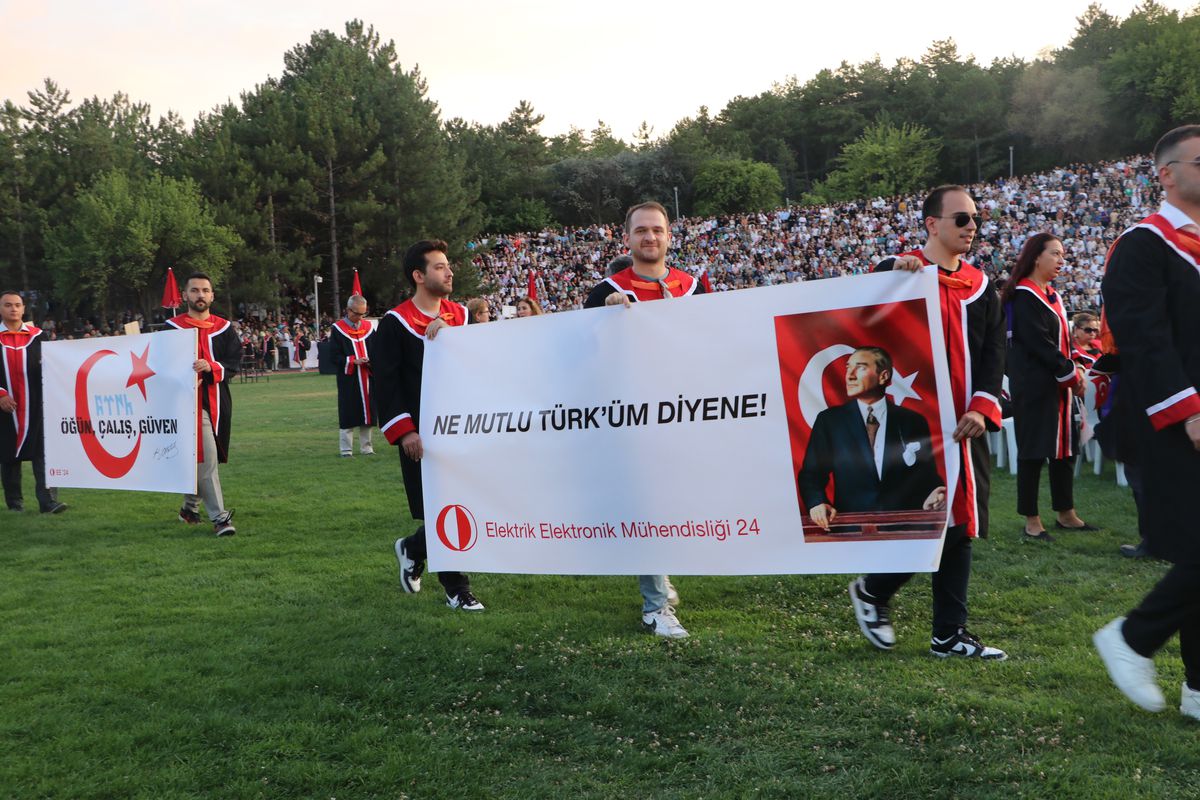 ODTÜ Mezuniyet Törende Elektrik Kesintisi Protesto Edildi