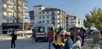 Aksaray'da Minibüs ile Otomobil Çarpıştı: 15 Yaralı