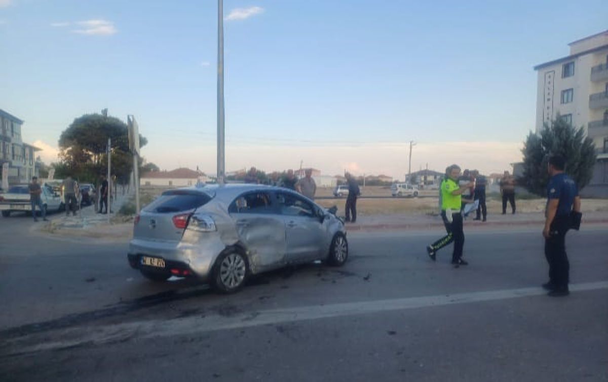 Aksaray'da kavşakta minibüs ve otomobil çarpıştı: 7 yaralı