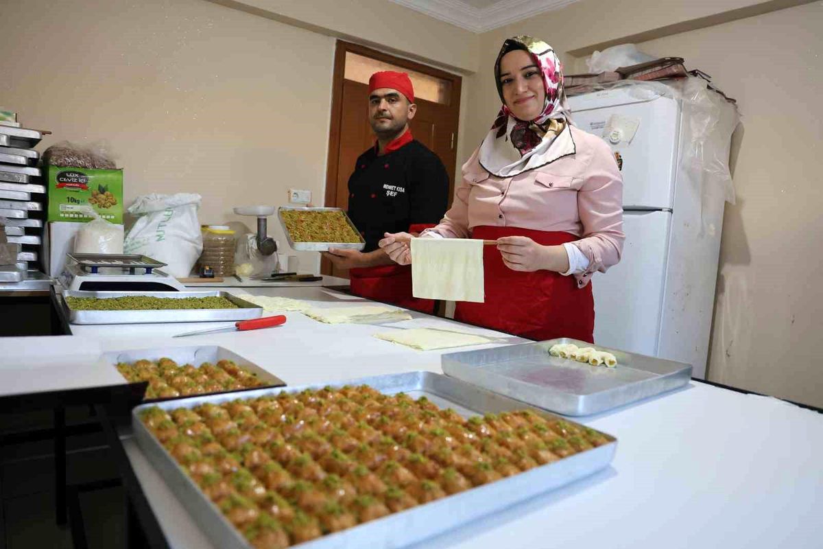 Depremzede çift, evlerinde baklava imalathanesi kurarak geçim sağlıyor