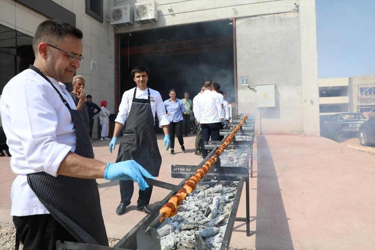 GastroAntep Kültür Yolu Festivali'nde Dünyanın En Uzun Kebabı Rekor Denemesi