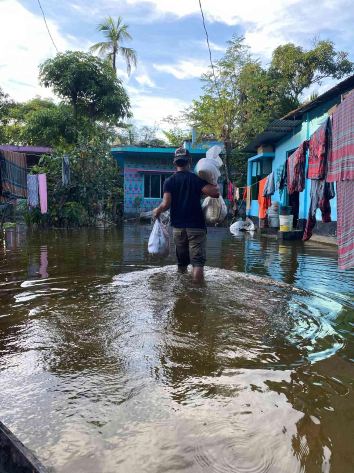 Help Yetim, Bangladeş'teki Sel Mağdurlarına Kayıklarla Yardım Ulaştırdı
