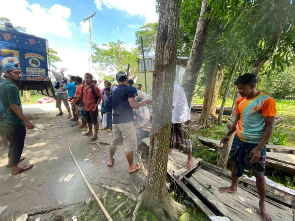 Help Yetim, Bangladeş'teki Sel Mağdurlarına Kayıklarla Yardım Ulaştırdı