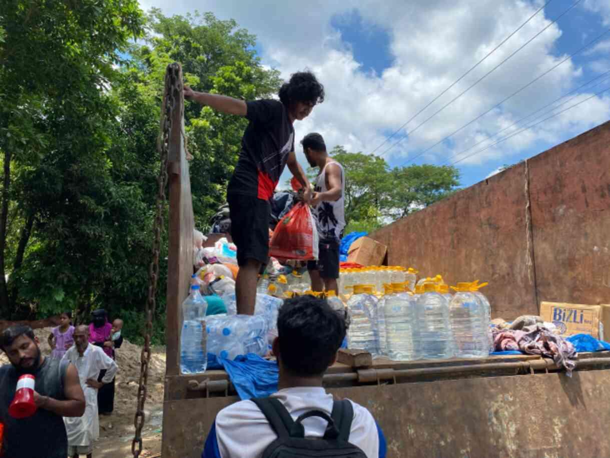 Help Yetim, Bangladeş'teki Sel Mağdurlarına Kayıklarla Yardım Ulaştırdı
