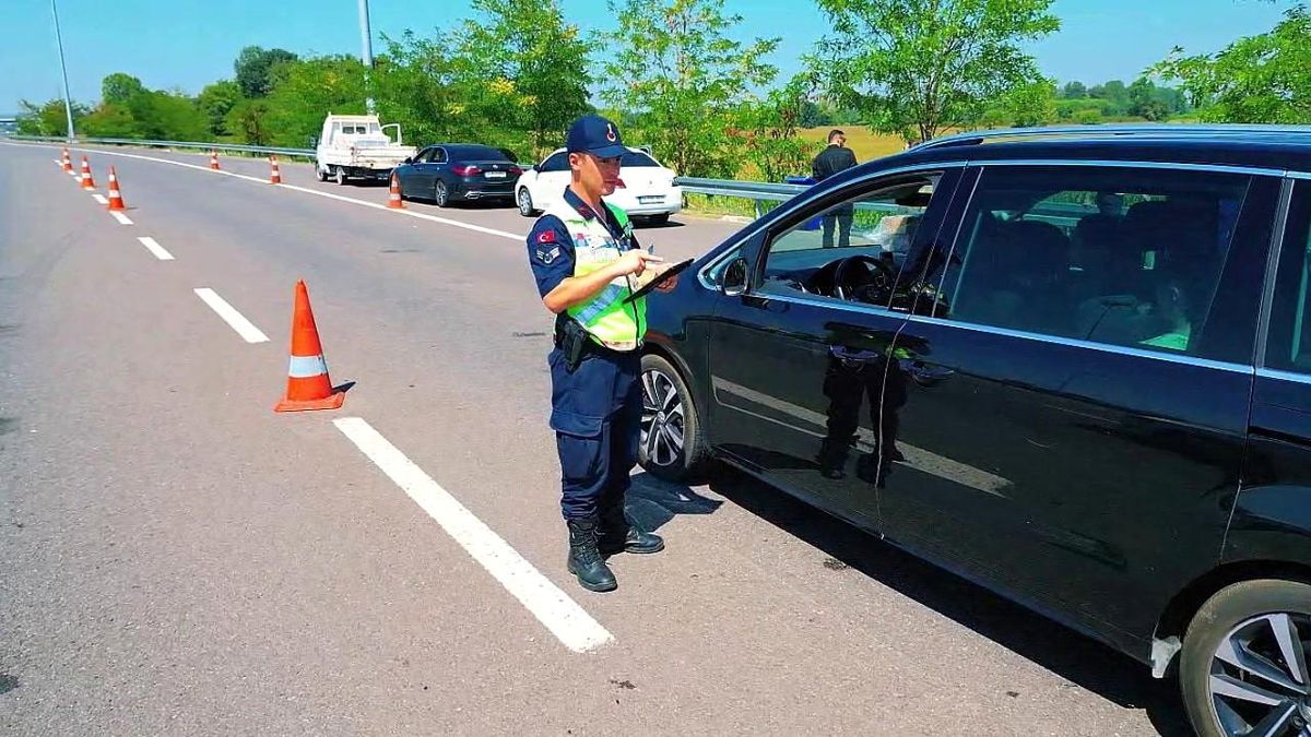 Sakarya'da Jandarma Denetimlerinde 121 Kişi Tutuklandı