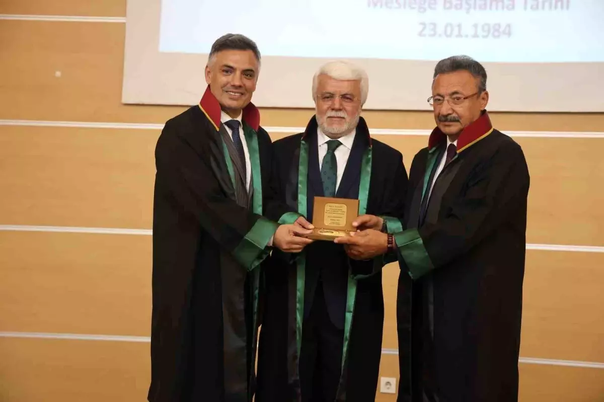 Konya Barosu, 40 ve 50. yılını dolduran avukatlara plaket verdi