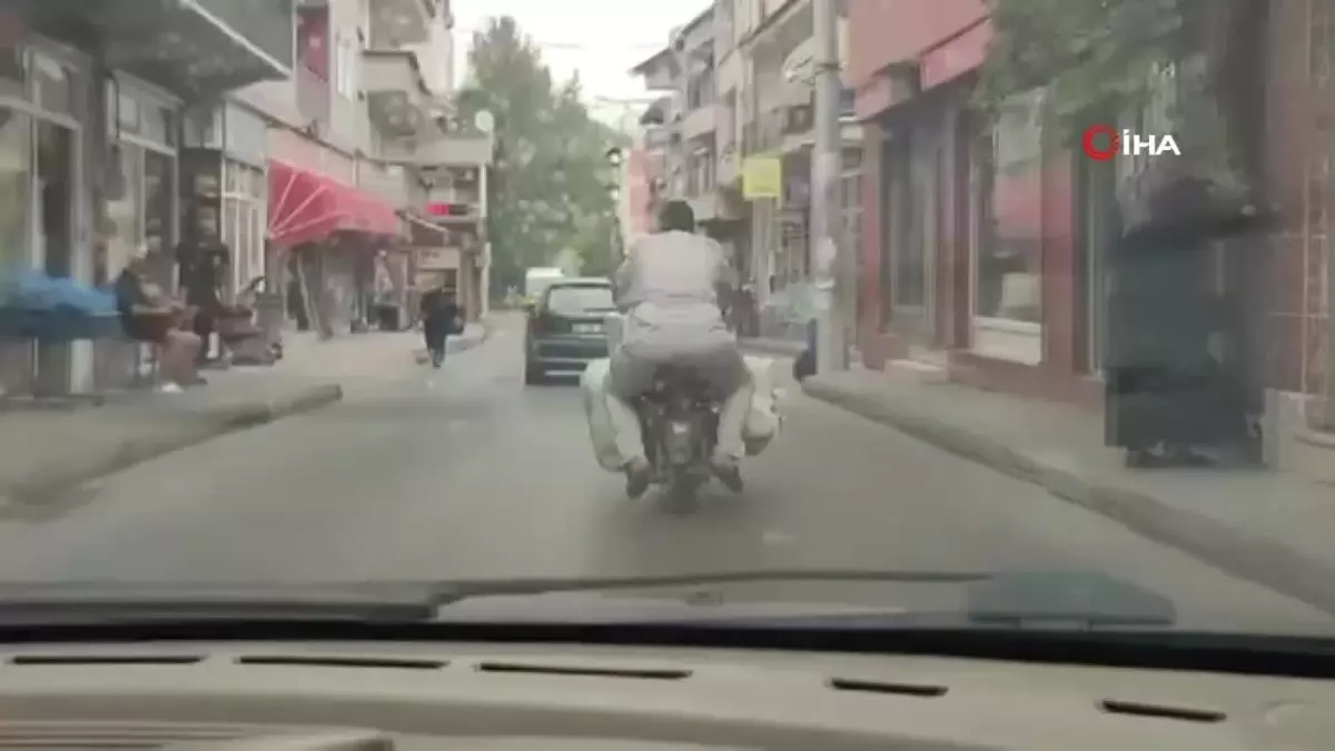 Motosiklete yüklediği eşyalarla görenleri şaşkına çevirdi