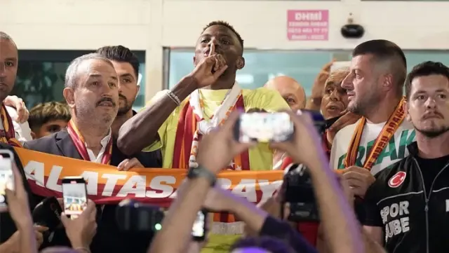 Fans flocked! Osimhen, who arrived in Istanbul, received an enthusiastic welcome.