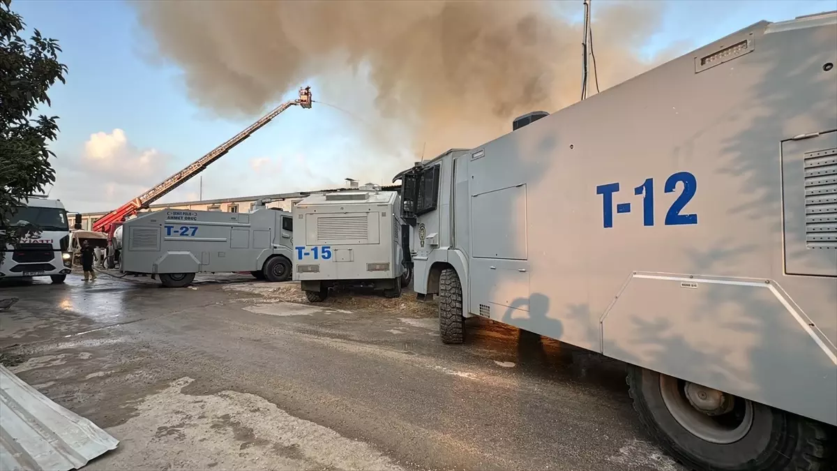 Adana'da Kırtasiye Malzemeleri Bulunan Depoda Yangın: 10 İş Yerinde Hasar
