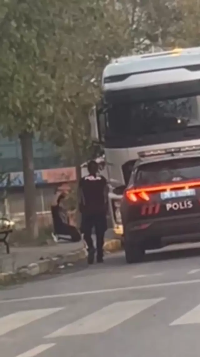 Ataşehir'de korku dolu anlar! Polisi görünce belindeki silahı önce ağzına sonra kafasına dayadı