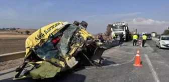 Bursa'da emniyet şeridinde kaza: Tır sürücüsü yaralandı