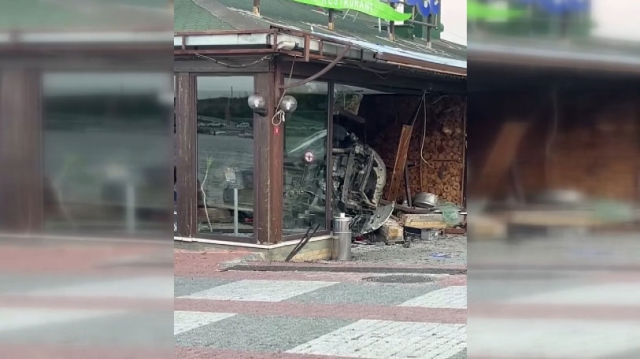 Lost control of the steering wheel, crashed into a restaurant: There are injured people