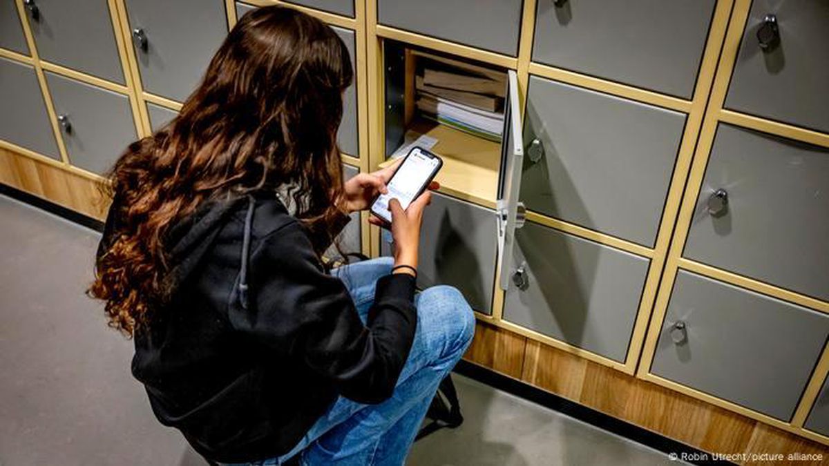 Hollanda'da İlkokullarda da Cep Telefonu Kullanımı Yasaklandı