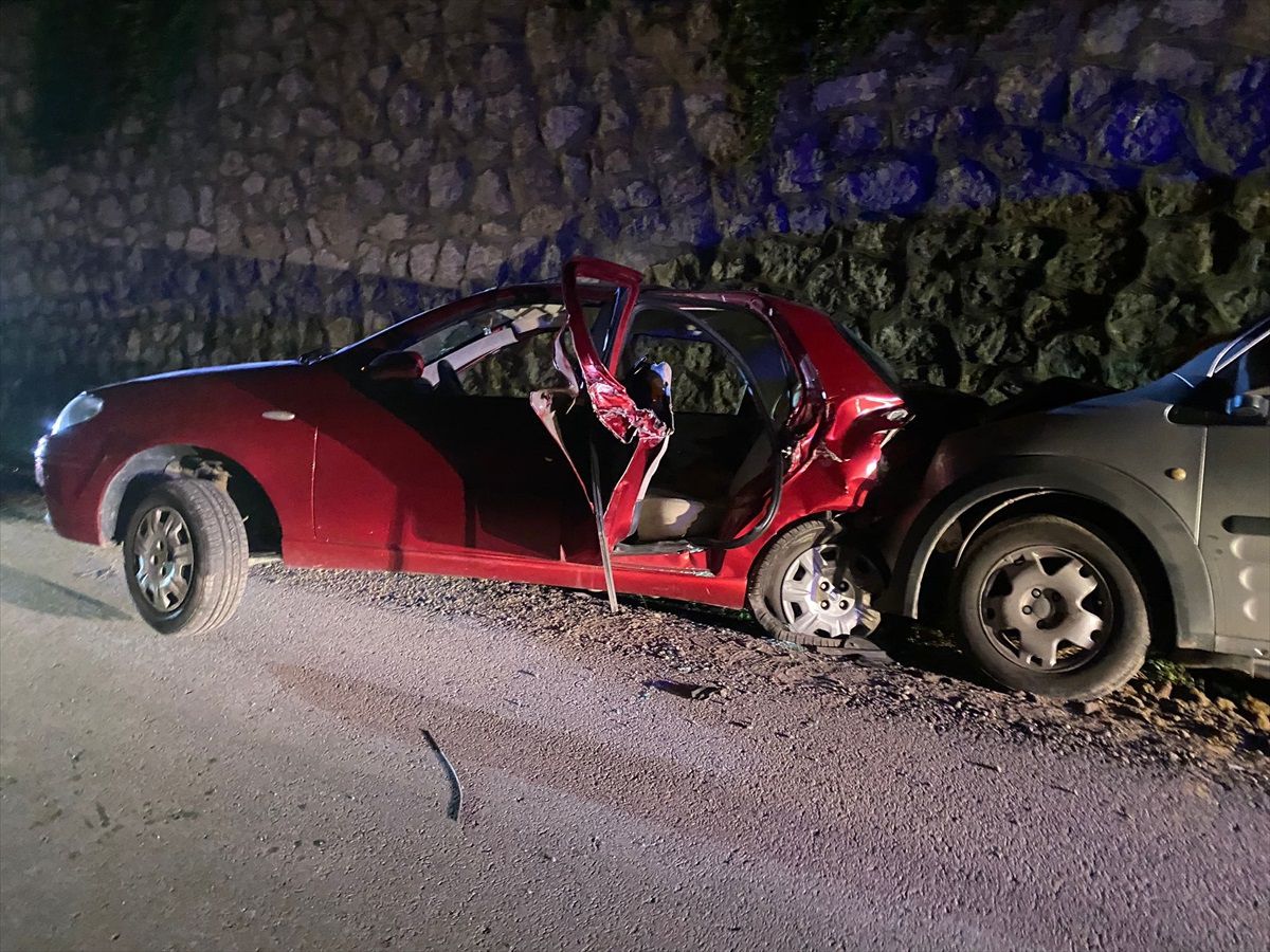 Karabük'te Hafif Ticari Araç ile Otomobil Çarpışması: 1 Ölü, 3 Yaralı