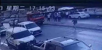 Gaziantep'te Minibüs Park Halindeki Aracın Üzerine Çıktı