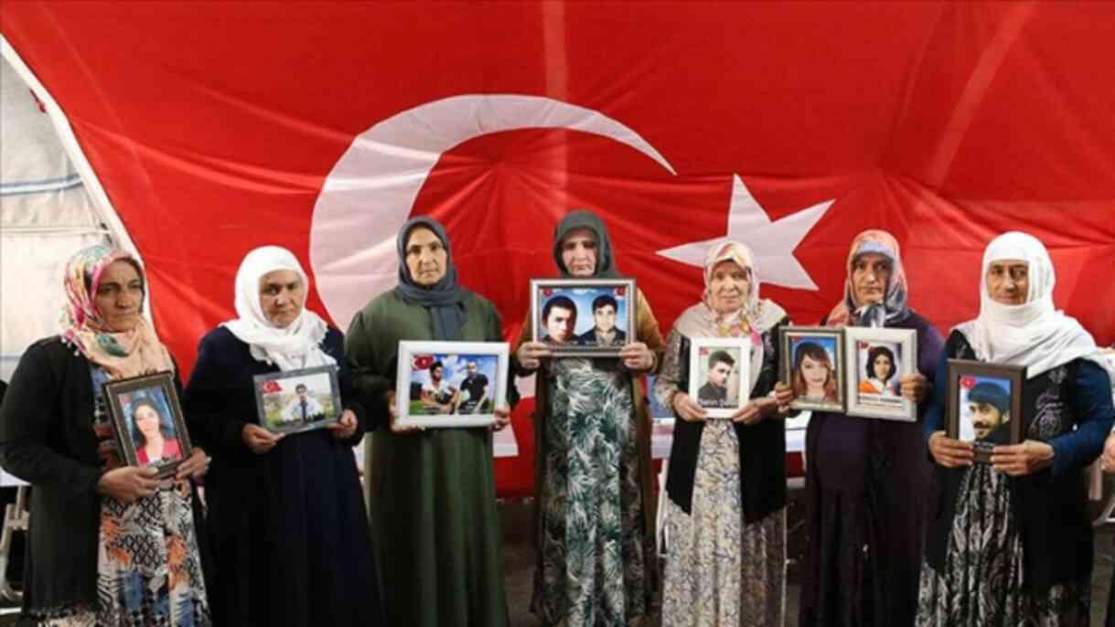 Ömer Çelik'ten Diyarbakır Anneleri'ne destek: Kürt çocuklarını terörün emrinde emperyalist projelerin lejyoneri yapmaya çalışanlara inat...