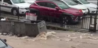 Rize'de sağanak yağış sele dönüştü: Cadde ve sokaklar göle döndü