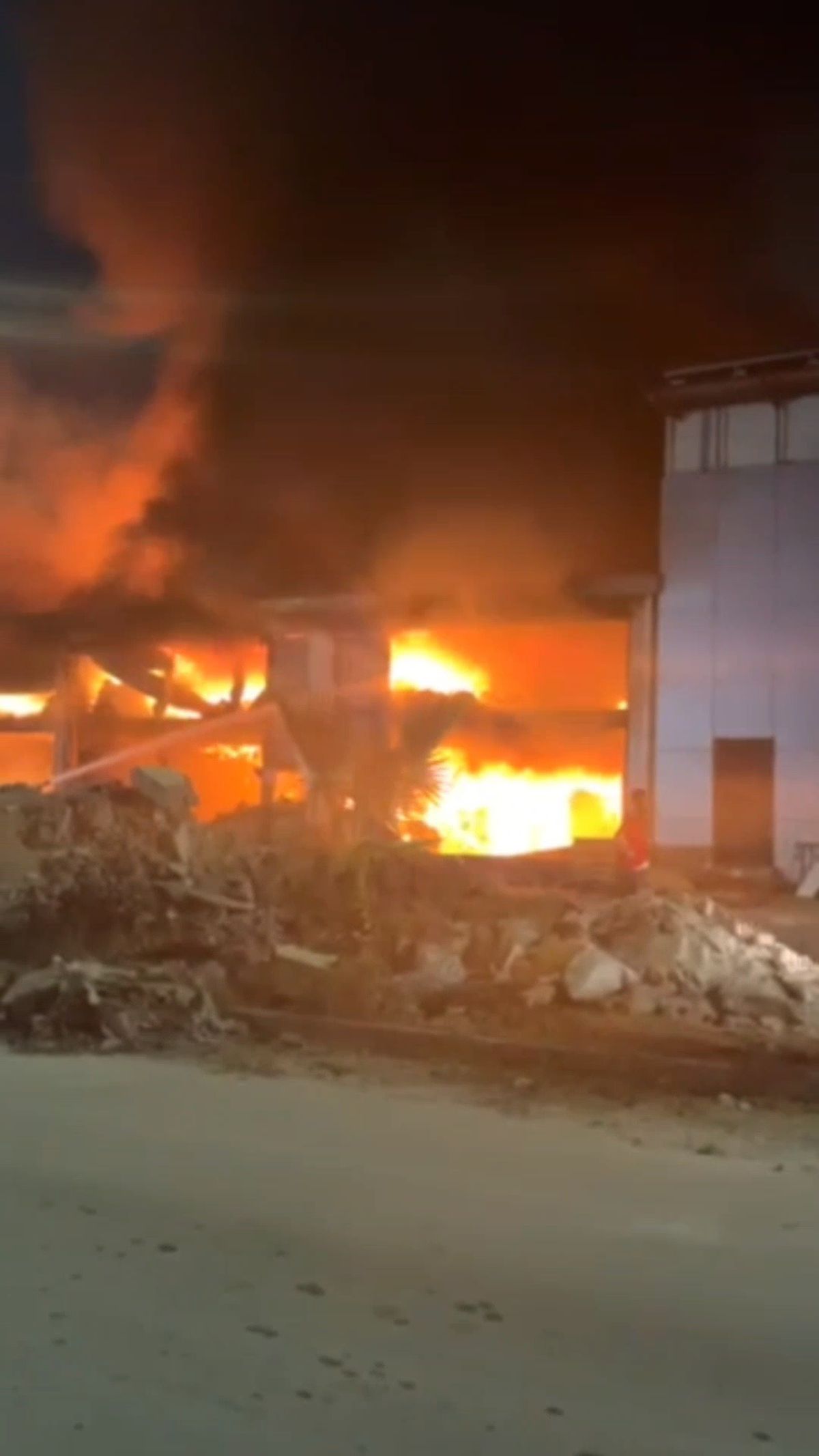 Adana'da Sanayi Sitesinde Yangın: 10 İş Yeri Zarar Gördü