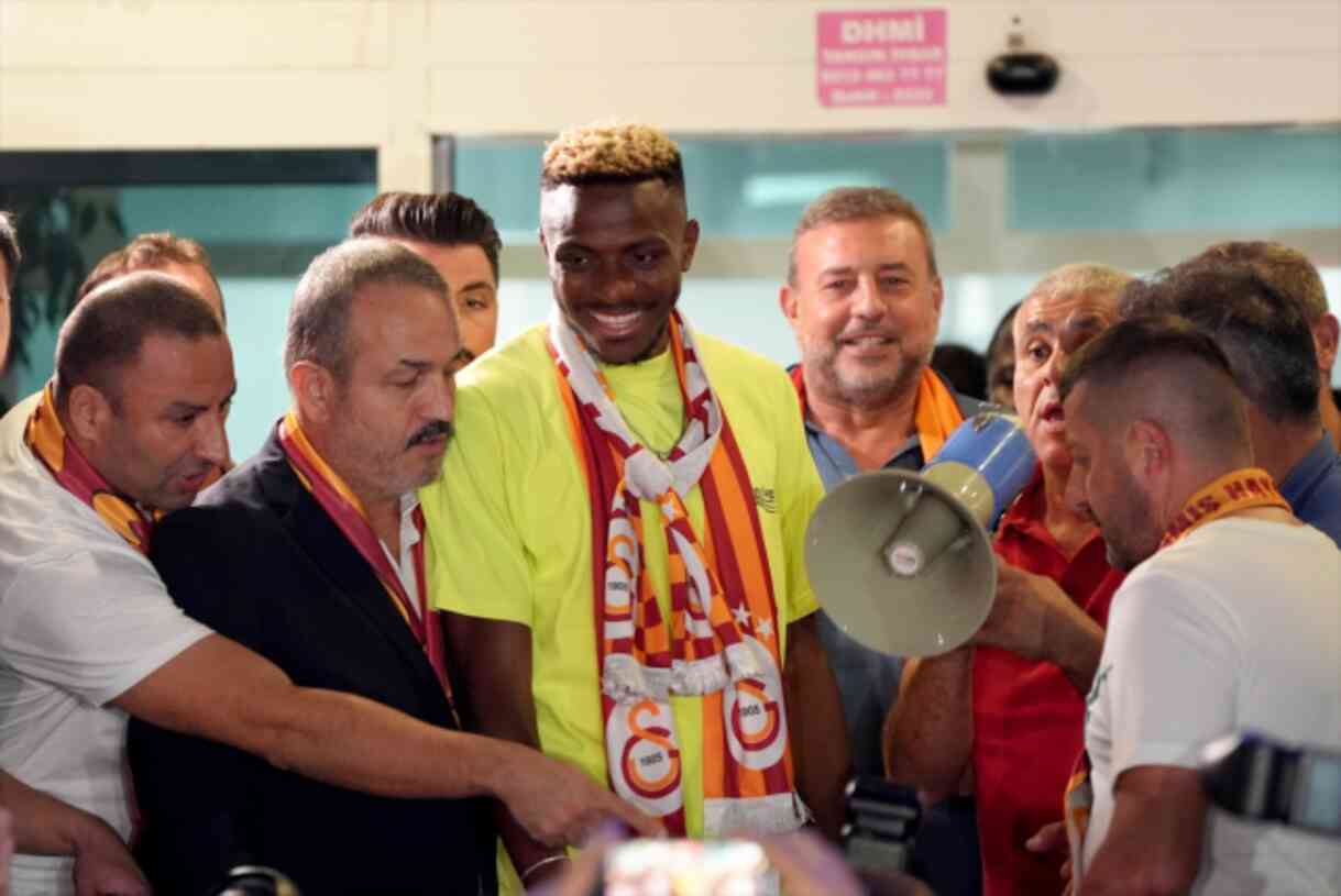 Victor Osimhen resmen Galatasaray'da! İşte kazanacağı para