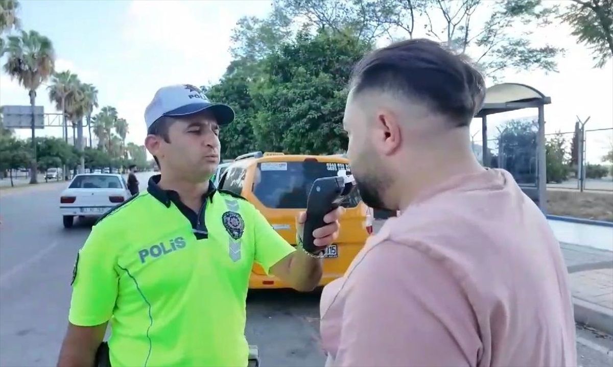 Adana'da trafik polisleri araç sürücülerine alkol ve uyuşturucu testi yaptı