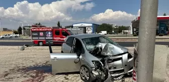 Adıyaman'da Beton Elektrik Direğine Çarpan Otomobilin Sürücüsü Hayatını Kaybetti