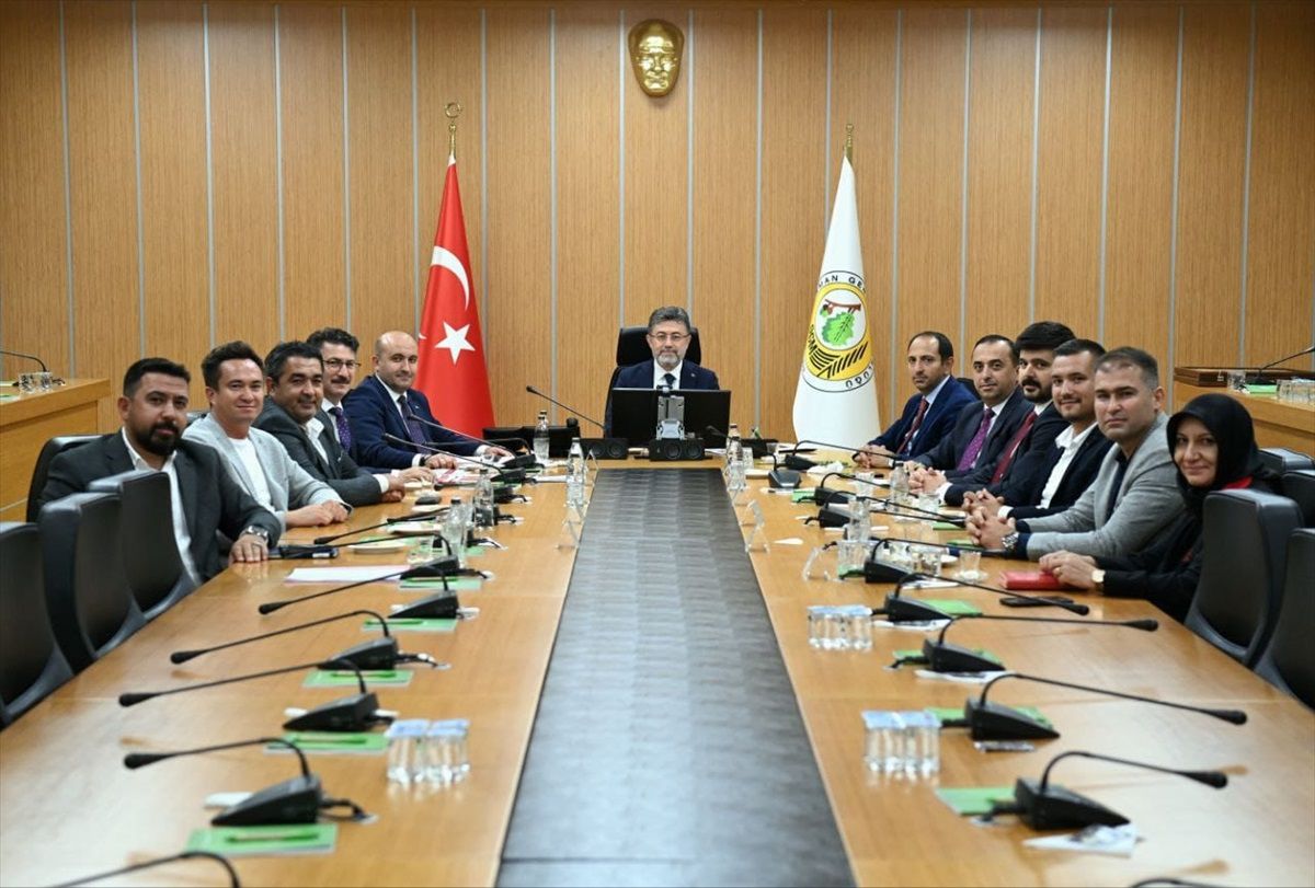 AK Parti Eskişehir İl Başkanı Gürhan Albayrak, Tarım ve Orman Bakanı İbrahim Yumaklı'yı ziyaret etti