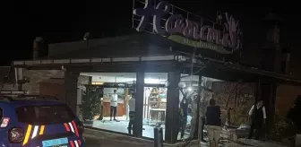 Arnavutköy'de Kontrolden Çıkan Otomobil Balık Restoranına Girdi: 4 Yaralı