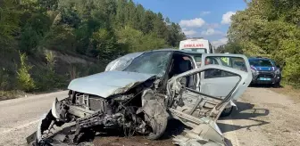 Bolu'da korkunç kaza: Otomobil ile kamyon çarpıştı, 2 kişi yaralandı