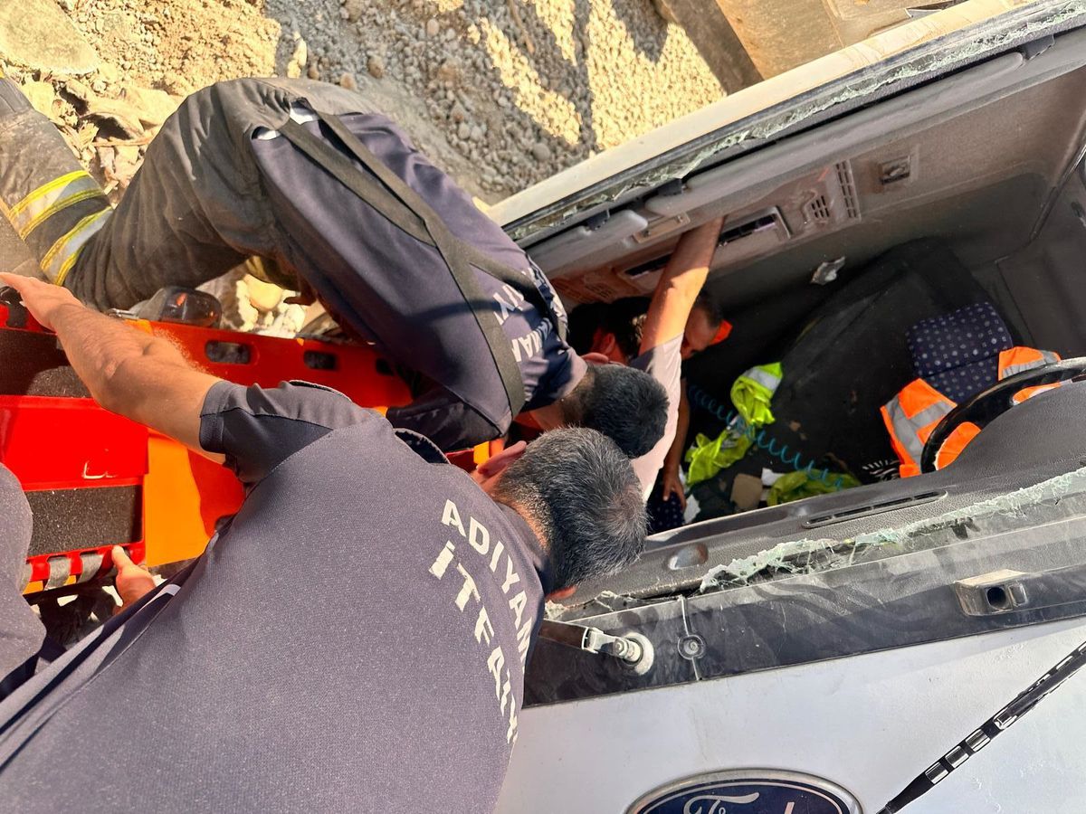 Adıyaman'da Devrilen Hafriyat Kamyonunda Sıkışan Şoför Kurtarıldı