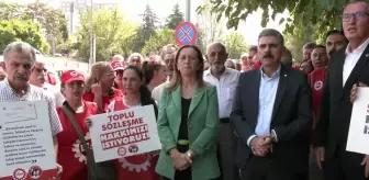 DİSK Genel Başkanı Arzu Çerkezoğlu, Çalışma Bakanlığı önündeki oturma eylemini ziyaret etti