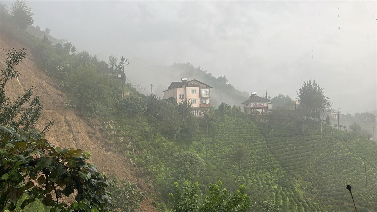 Rize'de Sağanak Yağış ve Toprak Kayması