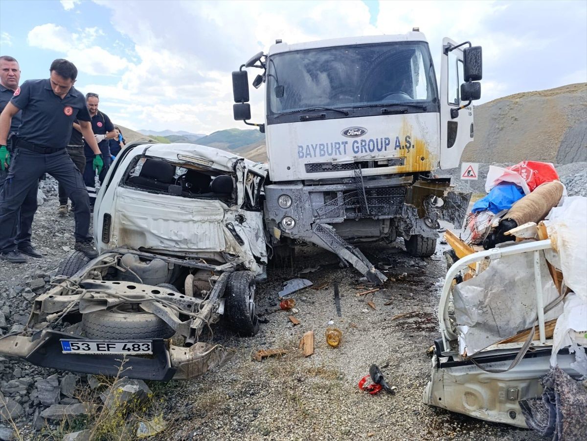 Erzurum'da hafriyat kamyonu ile pikap çarpışması: 3 ölü, 2 yaralı