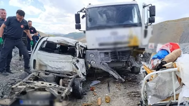 The pickup truck collided with a dump truck and turned into scrap! Three people died, and two people were seriously injured.