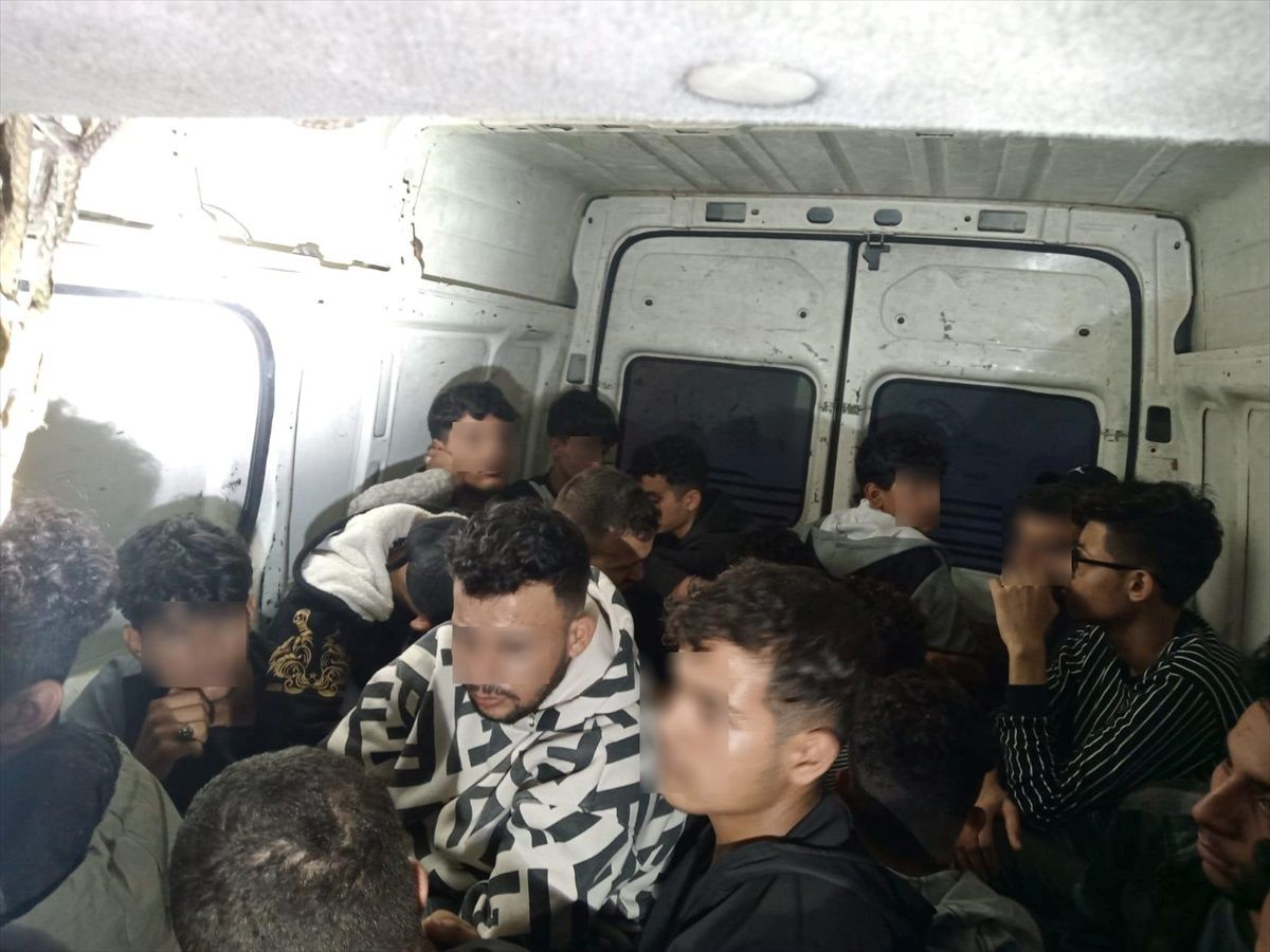 Kırklareli'nde otomobil bagajı ile minibüste 22 düzensiz göçmen yakalandı