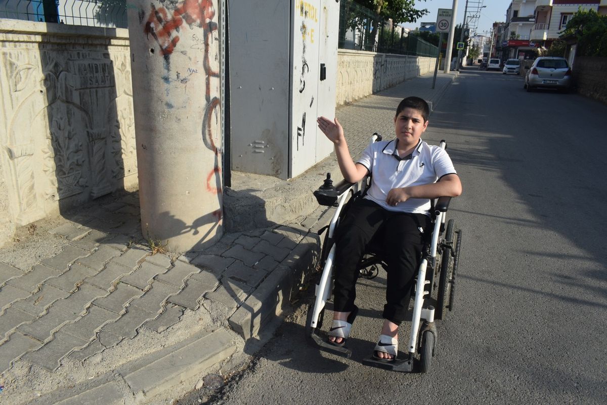 Batman'da Beton Elektrik Direkleri Tehlike Oluşturuyor