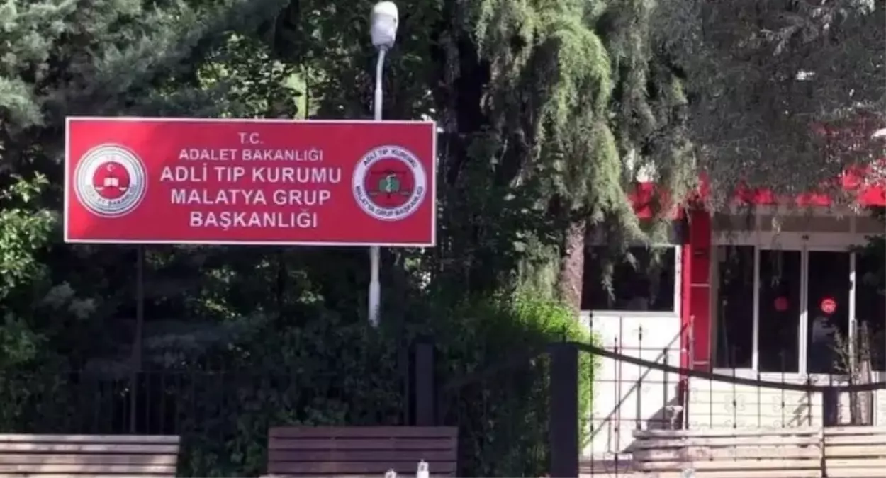 Malatya'da Ağır Hasarlı Binada Erkek Cesedi Bulundu