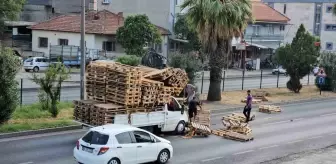 Aydın'da Kamyonetin Yola Saçılan Paletleri Trafikte Faciaya Neden Oluyordu