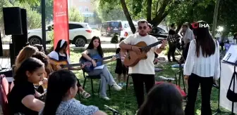 Tatvan Gençlik Merkezi'nden Gitar Kursu Öğrencilerinin Sahilde Konseri