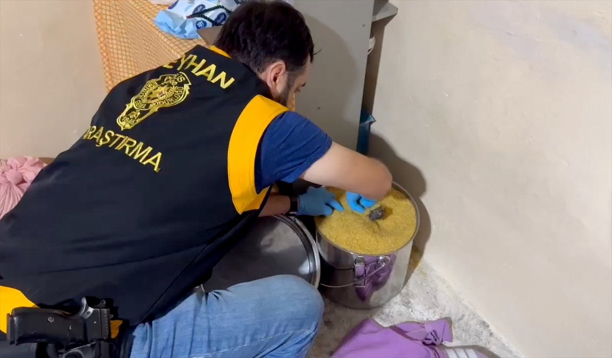 Adana'da Bulgur Tenceresinde Ruhsatsız Tabanca Ele Geçirildi