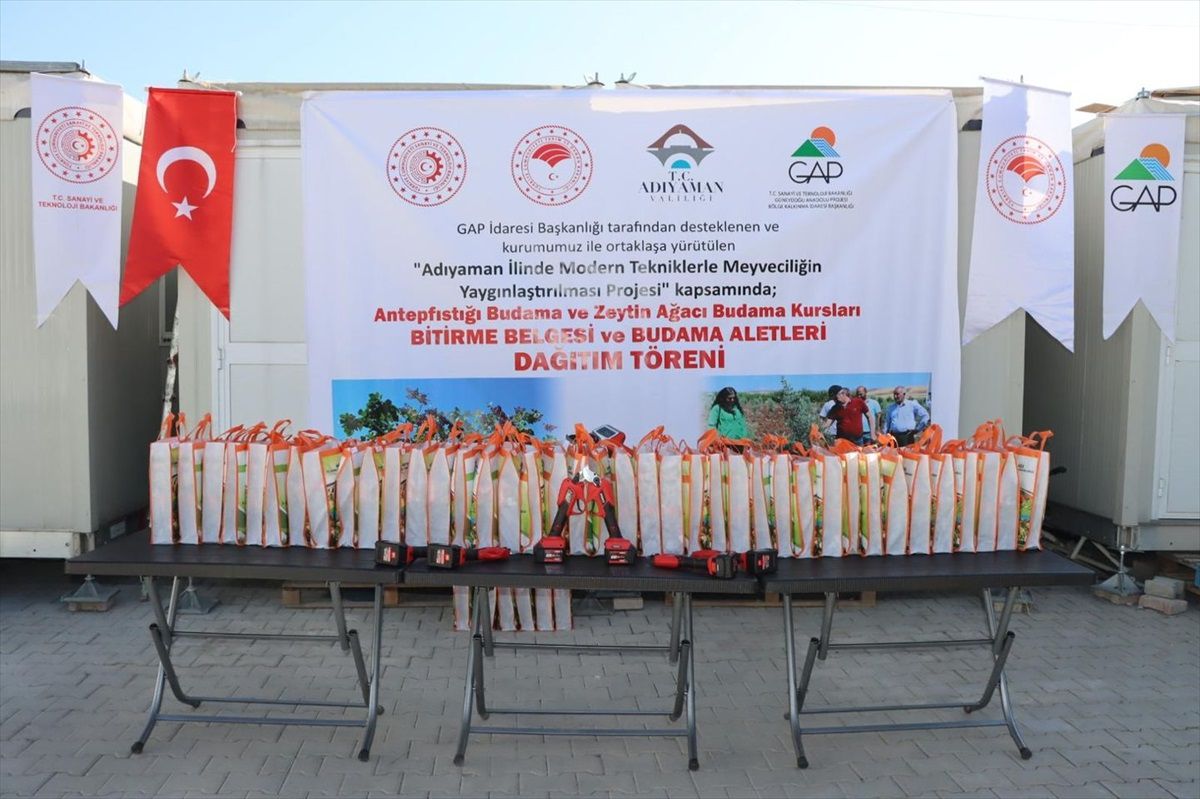Adıyaman'da Çiftçilere Akülü Budama Makası Dağıtımı Yapıldı