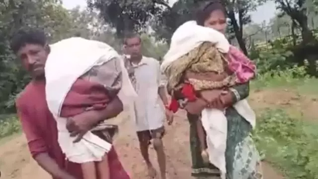 The couple, unable to find an ambulance, carried the bodies of their two deceased children on their shoulders for 15 kilometers.