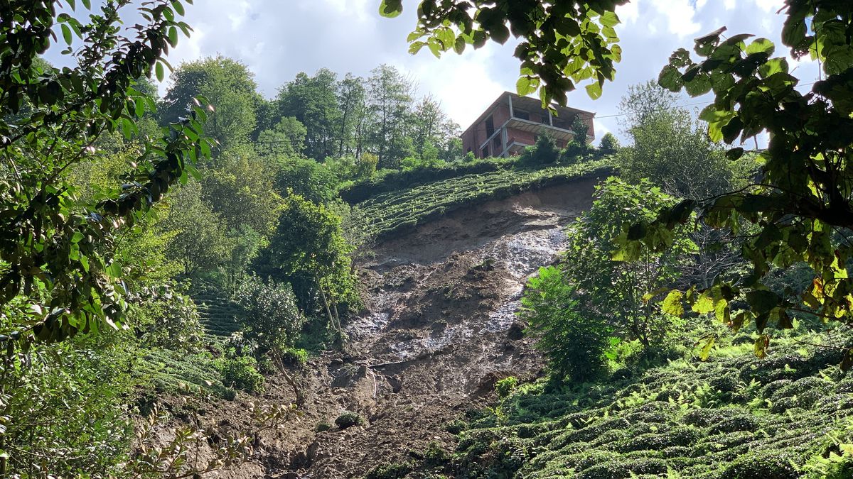 Rize'de Sel ve Heyelan: Çay Üreticisi Toprak Altında Kalmaktan Son Anda Kurtuldu