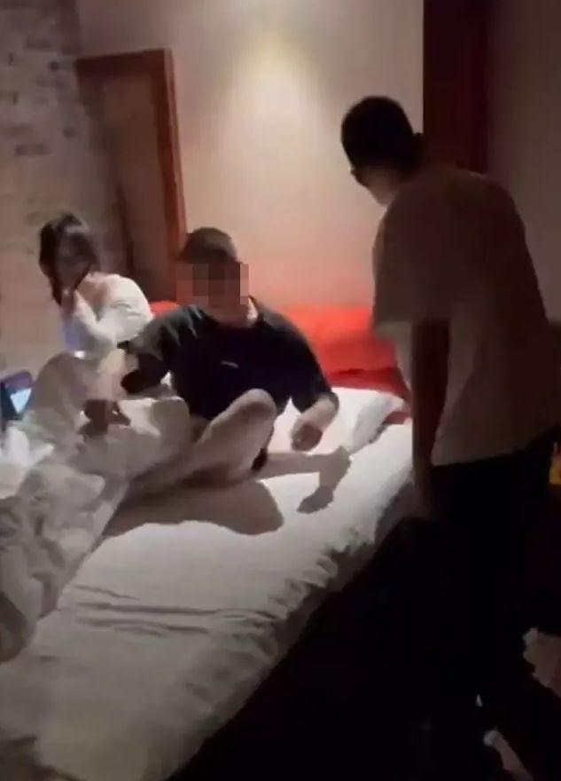 A man in China caught his wife with another man in a hotel room! Their 5-year-old daughter was also in the room at the time