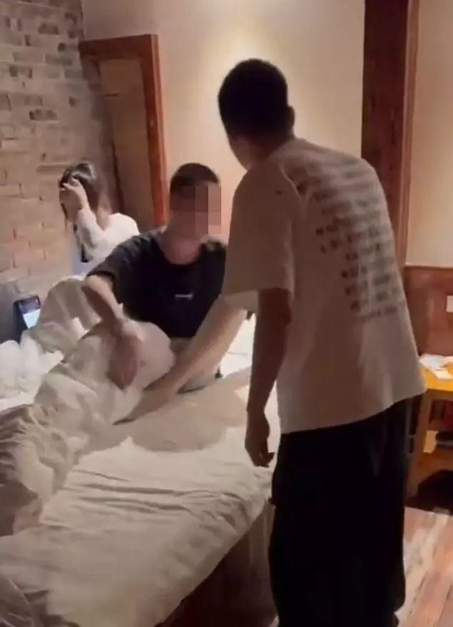 A man in China caught his wife with another man in a hotel room! Their 5-year-old daughter was also in the room at the time