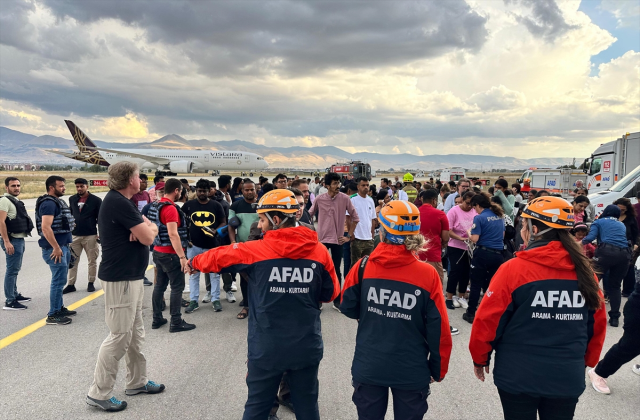 Erzurum'a inen Hindistan uçağında aramalar sürüyor: Peçeteye, 'Bomba var' yazmış