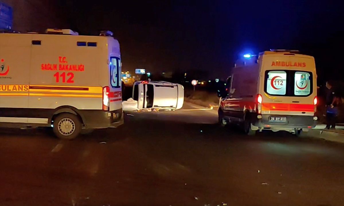 Eskişehir'de Otomobil ile Hafif Ticari Araç Çarpışması: 4 Yaralı