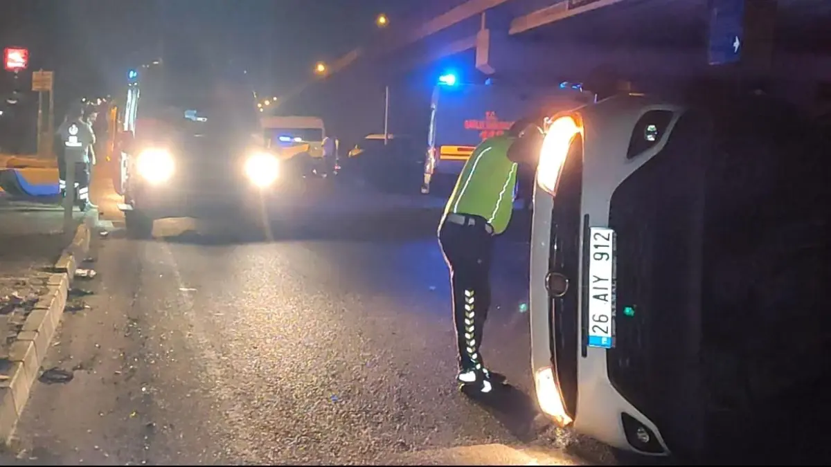 Eskişehir'de Hafif Ticari Araçla Otomobil Çarpıştı: 4 Yaralı