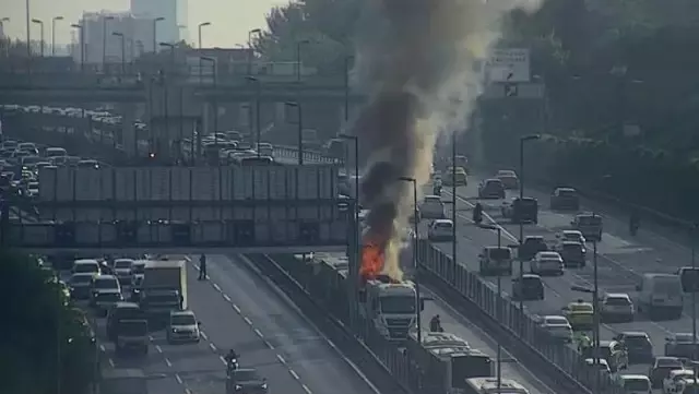 Пожар в метробусе в Стамбуле! Пассажиры спешно выбросили себя наружу.